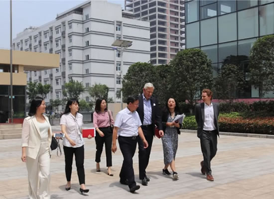 加拿大驻华大使鲍达民一行参访asiagame公司
